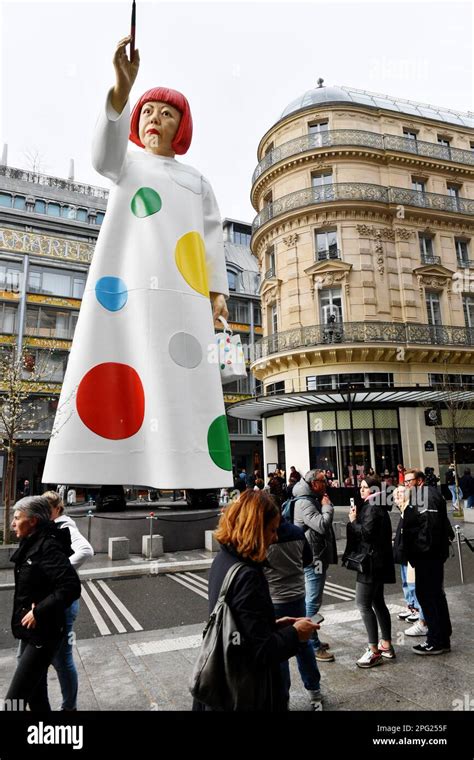 louis vuitton la samaritaine photos|La gigantesque Yayoi Kusama devant le siège de Louis Vuitton, .